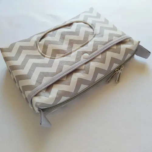 Necessaire Porta Fraldas e Lenço Umedecido - Chevron Cinza