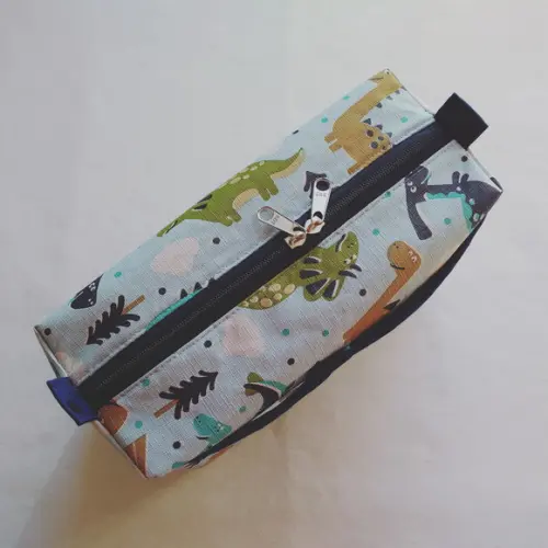 Necessaire Porta Fraldas e Lenço Umedecido Plus - Dinos