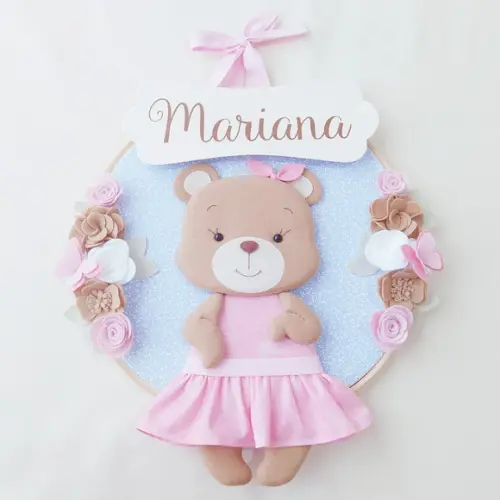 Quadro Bastidor Porta Maternidade Ursinha e Flores - Mariana