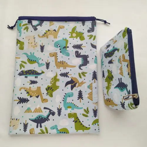 Saco Impermeável 28x40 + Necessaire Básica m - Dinossauros