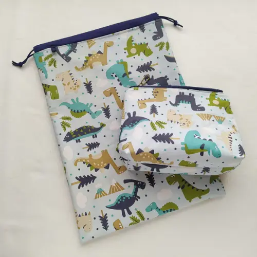 Saco Impermeável 28x40 + Necessaire Básica m - Dinossauros