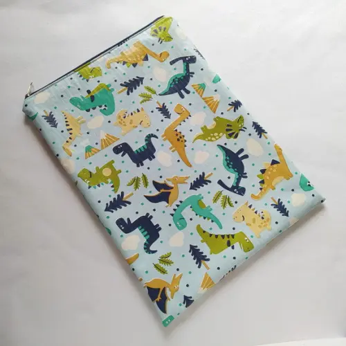 Saco Impermeável 28x40 Zíper + Necessaire Básica - Dinos