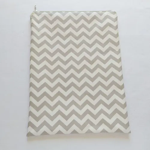 Saco Impermeável para Roupas 28x40 com Zíper - Chevron Cinza