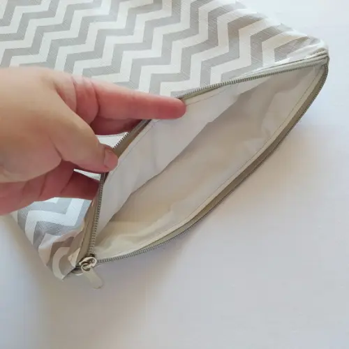 Saco Impermeável para Roupas 28x40 com Zíper - Chevron Cinza