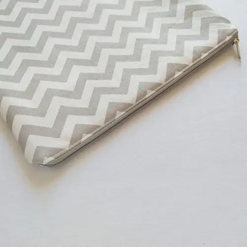 Saco Impermeável para Roupas 28x40 com Zíper - Chevron Cinza