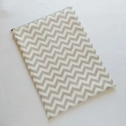 Saco Impermeável para Roupas 28x40 com Zíper - Chevron Cinza
