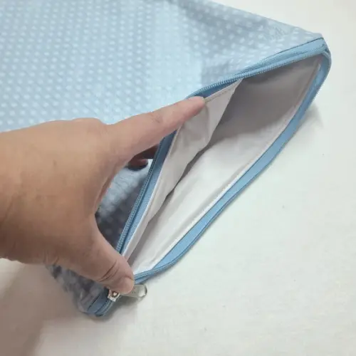 Saco Impermeável para Roupas 28x40 com Zíper - Poá Azul Bebê