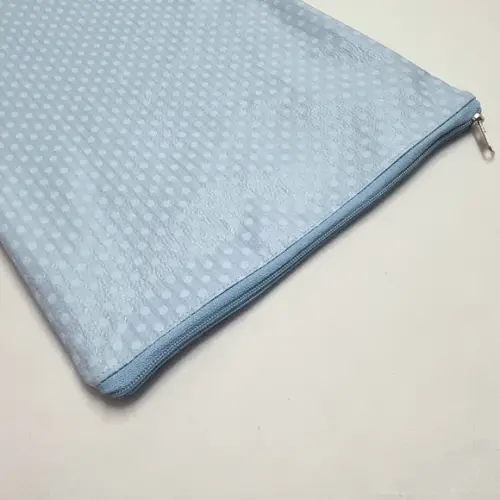 Saco Impermeável para Roupas 28x40 com Zíper - Poá Azul Bebê