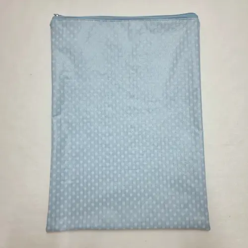 Saco Impermeável para Roupas 28x40 com Zíper - Poá Azul Bebê