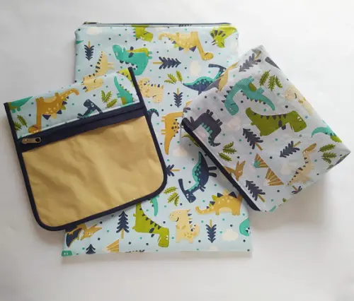 Saco Impermeável Zíper + Necessaire + Porta Higiene - Dinos