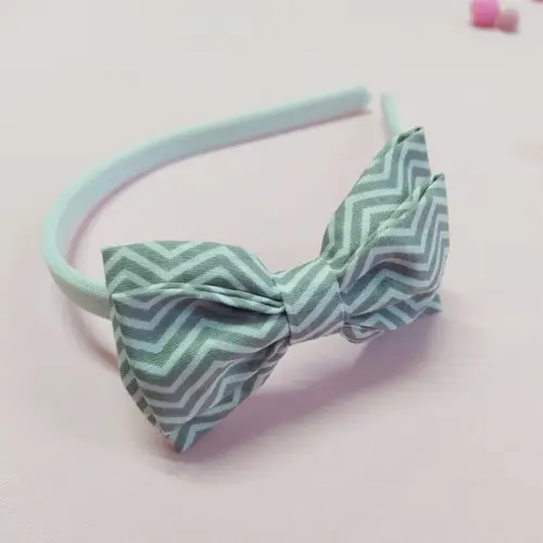 Tiara com Laço Borboleta Duplo Chevron Cinza e Branco