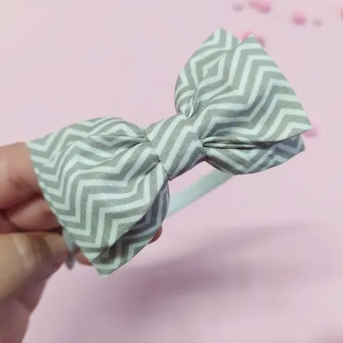 Tiara com Laço Borboleta Duplo Chevron Cinza e Branco