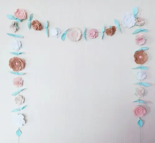 Varal ou Cordão de Flores de Feltro - Nude, Branco e Caramelo
