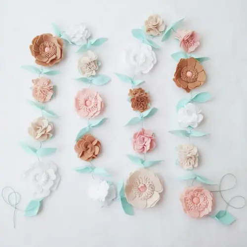 Varal ou Cordão de Flores de Feltro - Nude, Branco e Caramelo