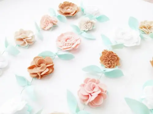 Varal ou Cordão de Flores de Feltro - Nude, Branco e Caramelo