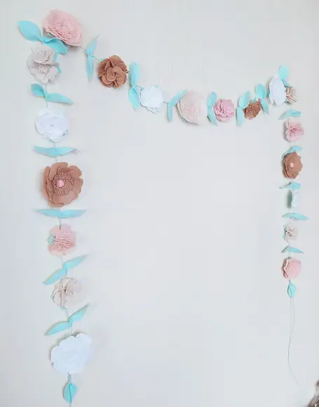 Varal ou Cordão de Flores de Feltro - Nude, Branco e Caramelo