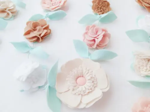 Varal ou Cordão de Flores de Feltro - Nude, Branco e Caramelo