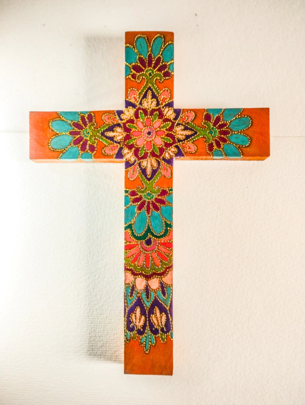 Cruz decorativa em madeira peroba artesanal