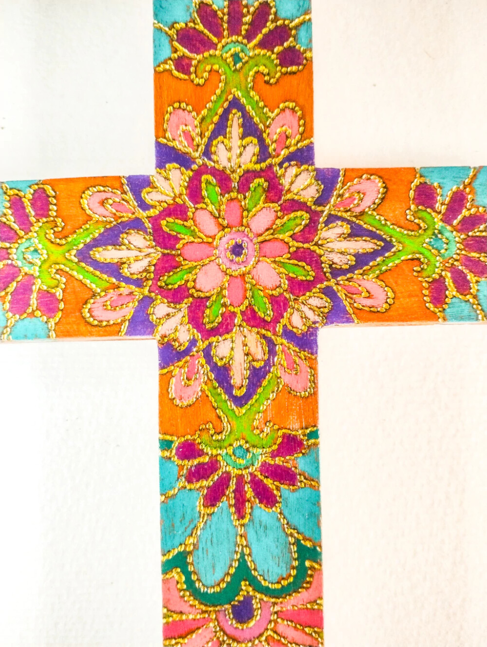 Cruz decorativa em madeira peroba artesanal