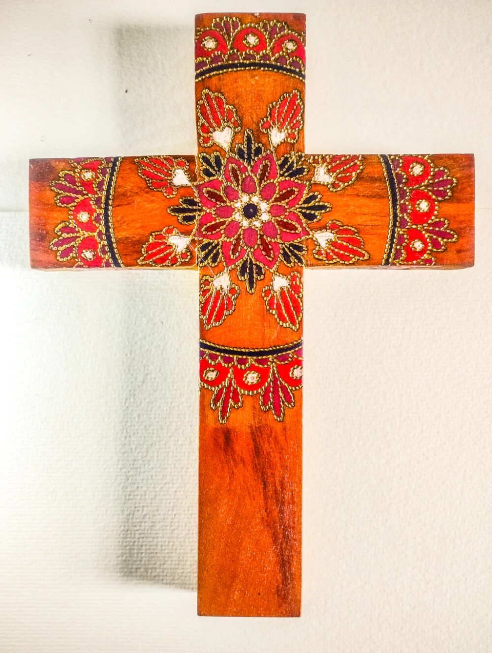 Cruz decorativa em madeira peroba artesanal
