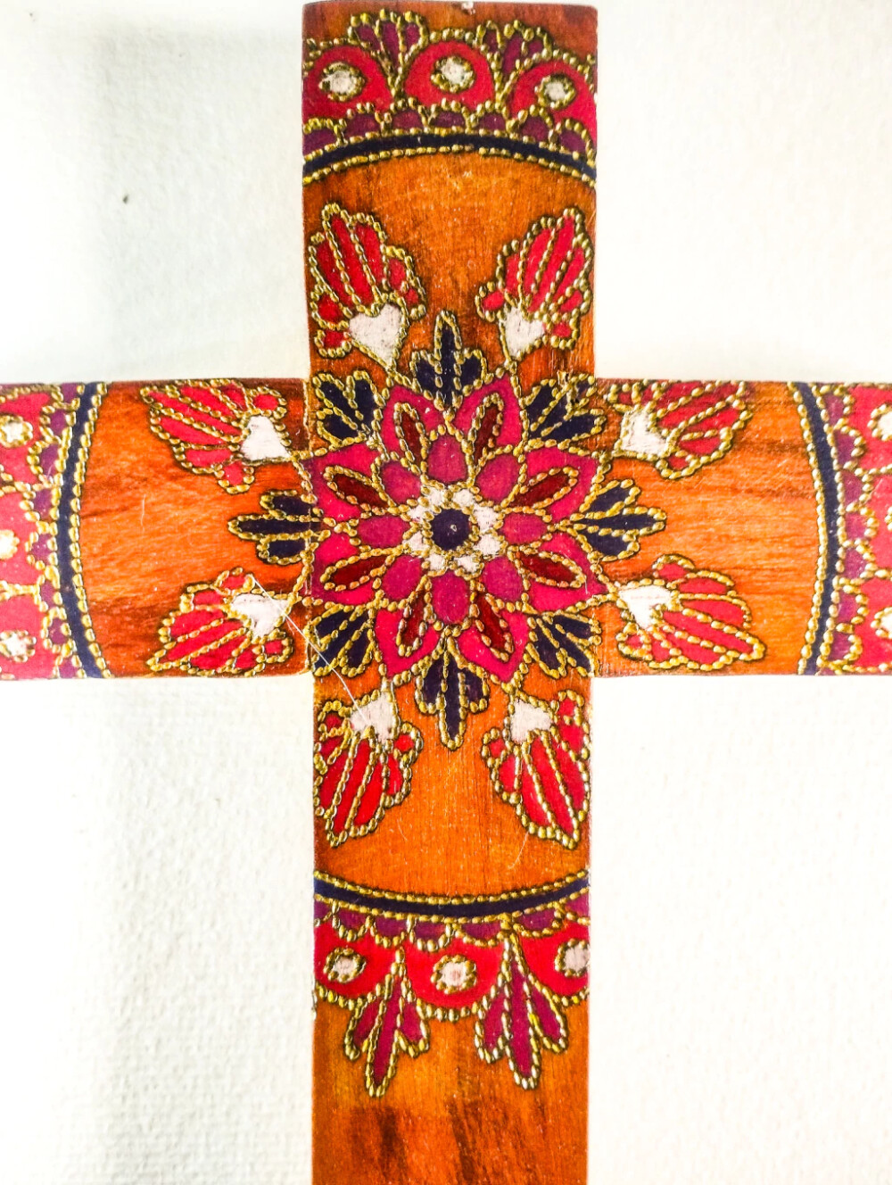 Cruz decorativa em madeira peroba artesanal