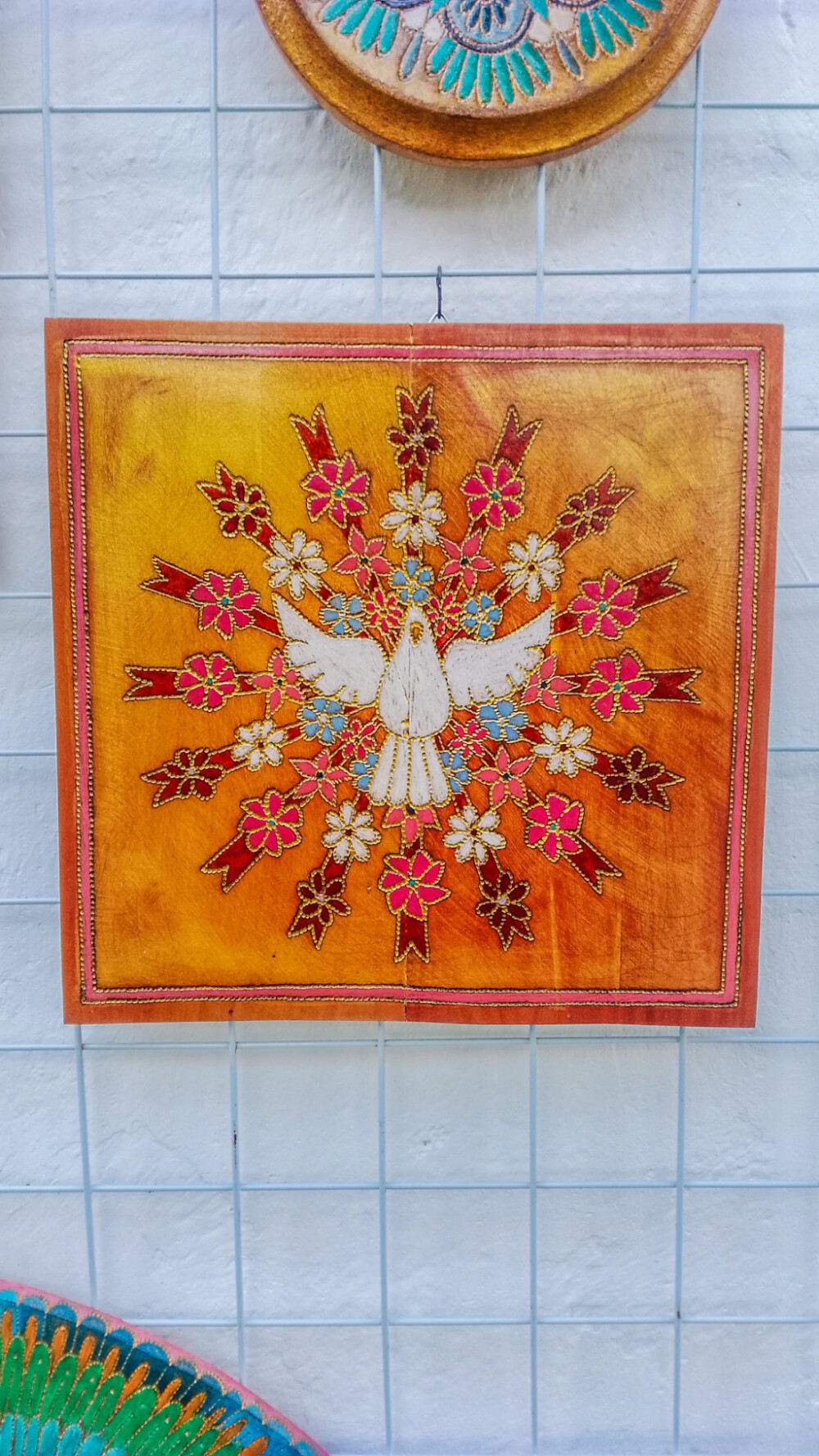 Divino Espirito Santo com resplendor em madeira peroba rosa com