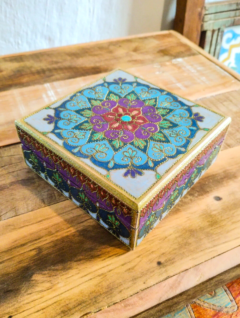 Caixa de Joias Artesanal flocada, pirogravada e pintada a mão