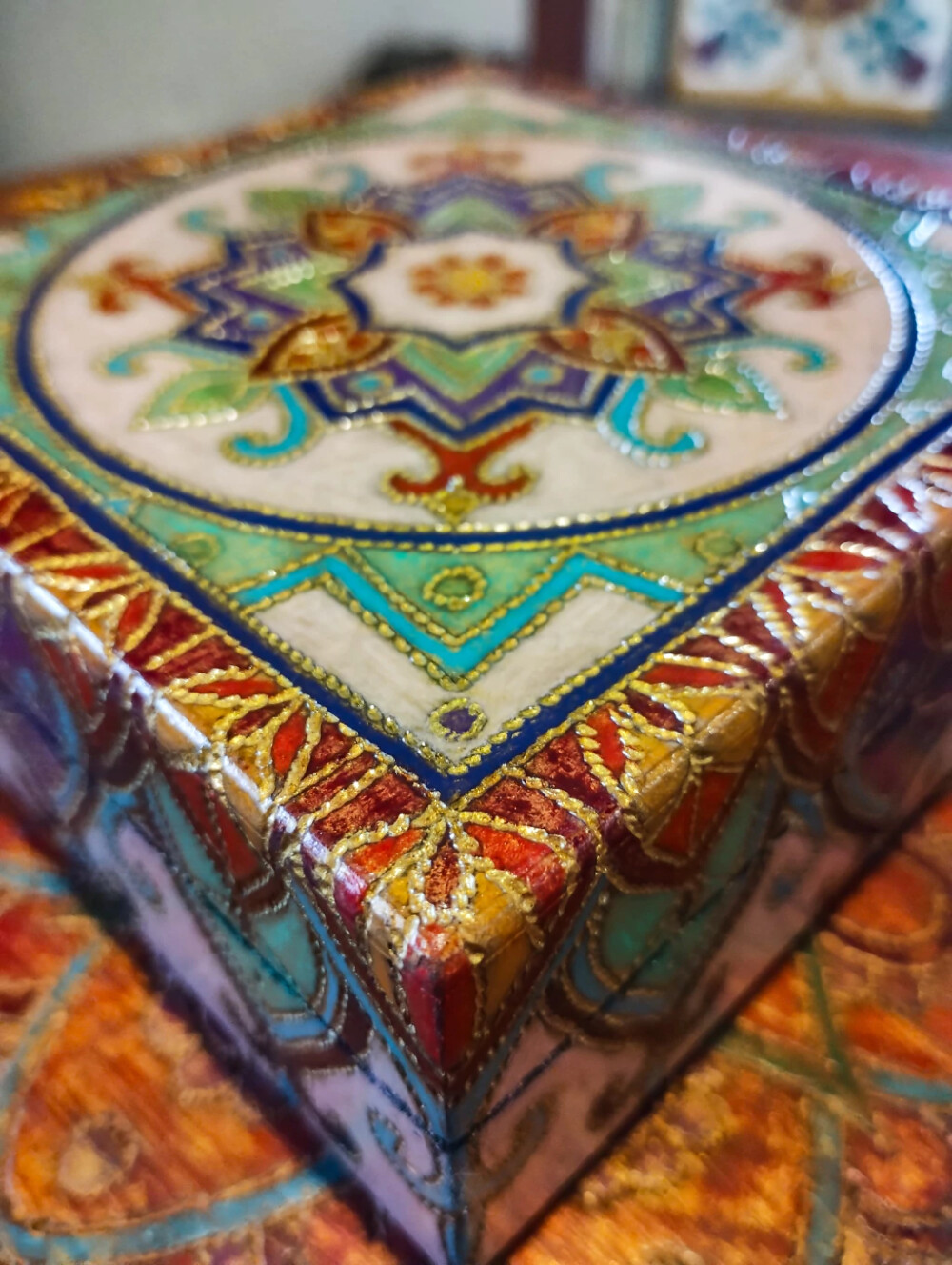Caixa de Joias Artesanal flocada, pirogravada e pintada a mão