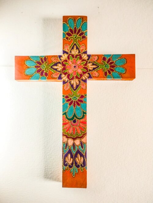 Cruz decorativa em madeira peroba artesanal