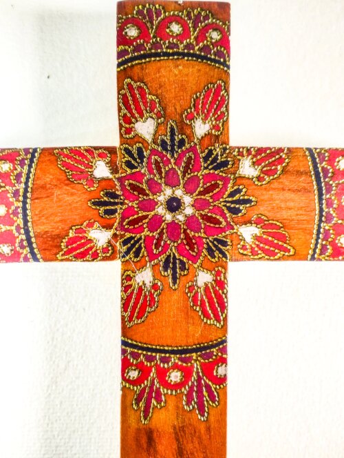 Cruz decorativa em madeira peroba artesanal
