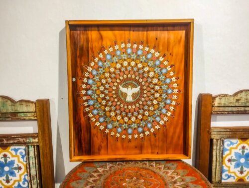Quadro decorativo com Divino e flores, madeira de demolição Peroba Rosa