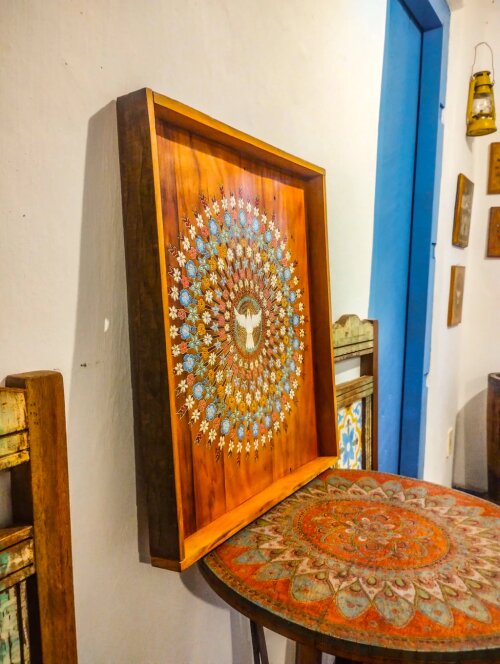 Quadro decorativo com Divino e flores, madeira de demolição Per