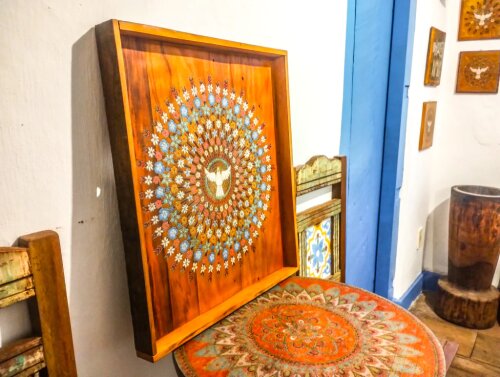 Quadro decorativo com Divino e flores, madeira de demolição Per