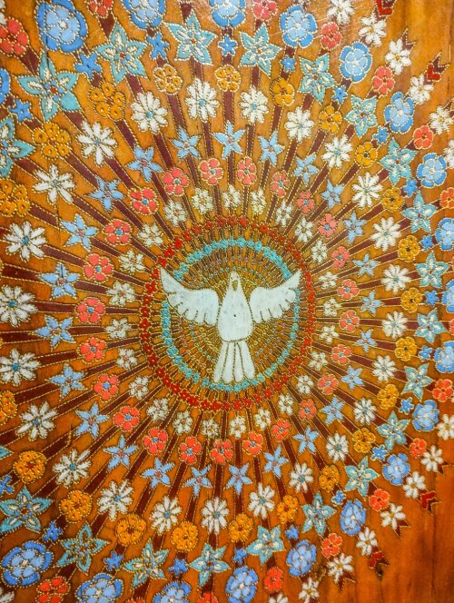Quadro decorativo com Divino e flores, madeira de demolição Per