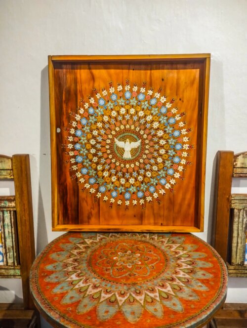 Quadro decorativo com Divino e flores, madeira de demolição Per