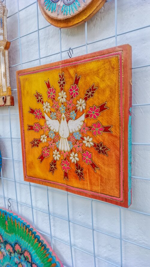 Divino Espirito Santo com resplendor em madeira peroba rosa com