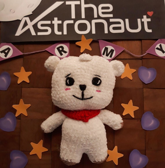 Boneco Pelúcia Rj Jin Bts The Astronaut Feito em Crochê