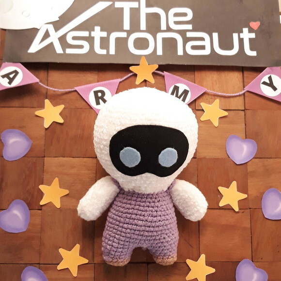 Boneco Pelúcia Wootteo Jin Bts The Astronaut Feito em Crochê