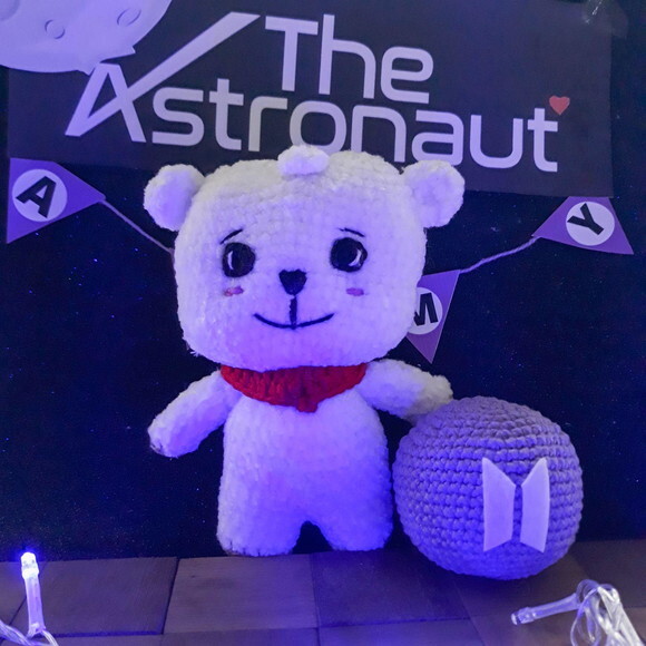 Boneco Pelúcia Rj Jin Bts The Astronaut Feito em Crochê