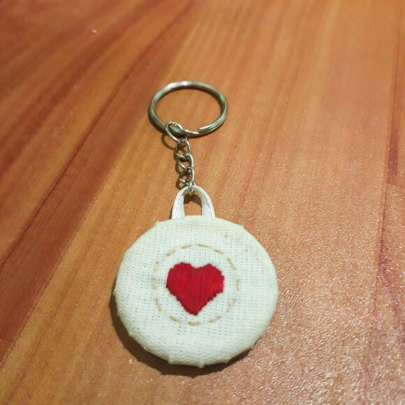 Chaveiro Personalizado Coração Bordado à Mão
