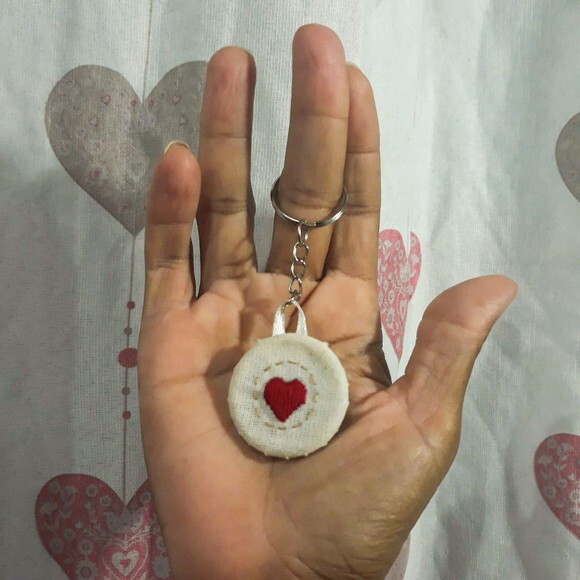 Chaveiro Personalizado Coração Bordado à Mão