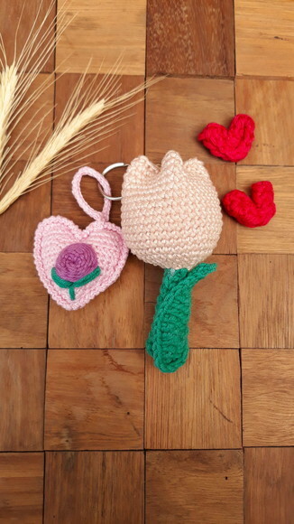 Chaveiro Tulipa & Coração Personalizado - Bordado à Mão