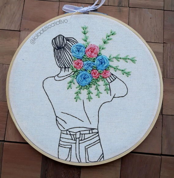 Quadro Decorativo - Menina Com Flores Bordado à mão