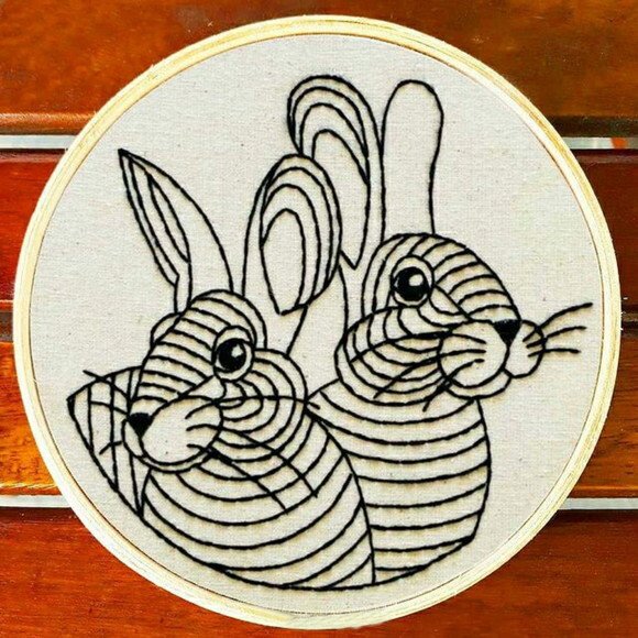 Quadro Decorativo Bordado - Casal de Coelhos - Páscoa 2023