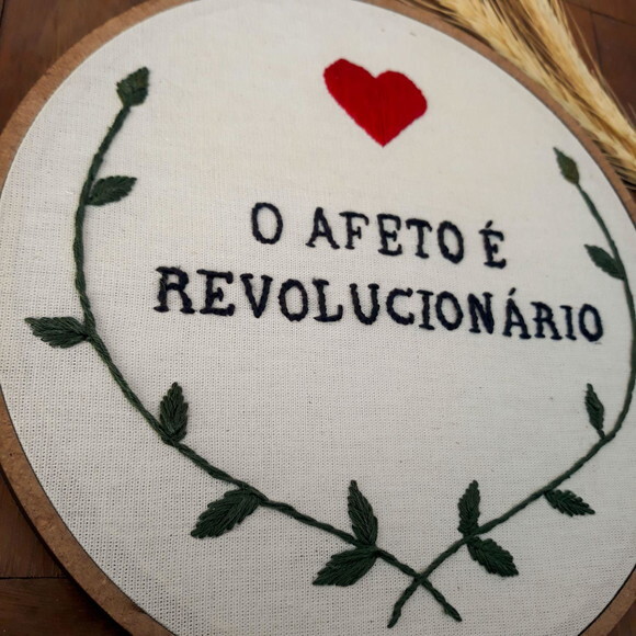 Quadro Decorativo Bordado - o Afeto É Revolucionário