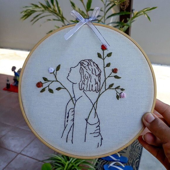 Quadro Decorativo Bordado à Mão - Desabrochar Feminino