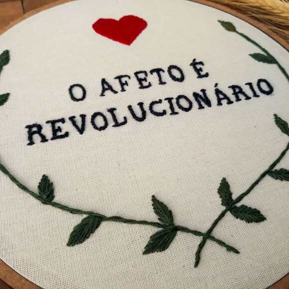 Quadro Decorativo Bordado - o Afeto É Revolucionário