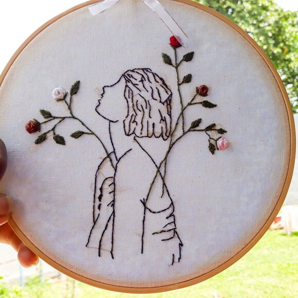 Quadro Decorativo Bordado à Mão - Desabrochar Feminino
