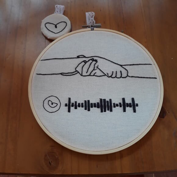 Quadro Decorativo Interativo Spotify Bordado Casal