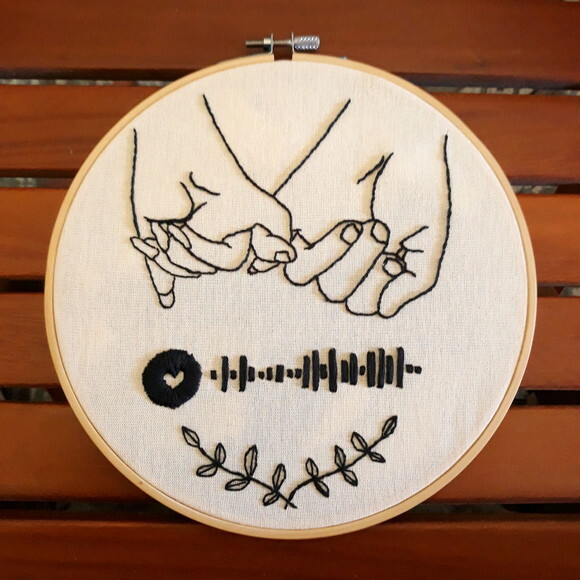 Quadro Decorativo Interativo Spotify Bordado Casal